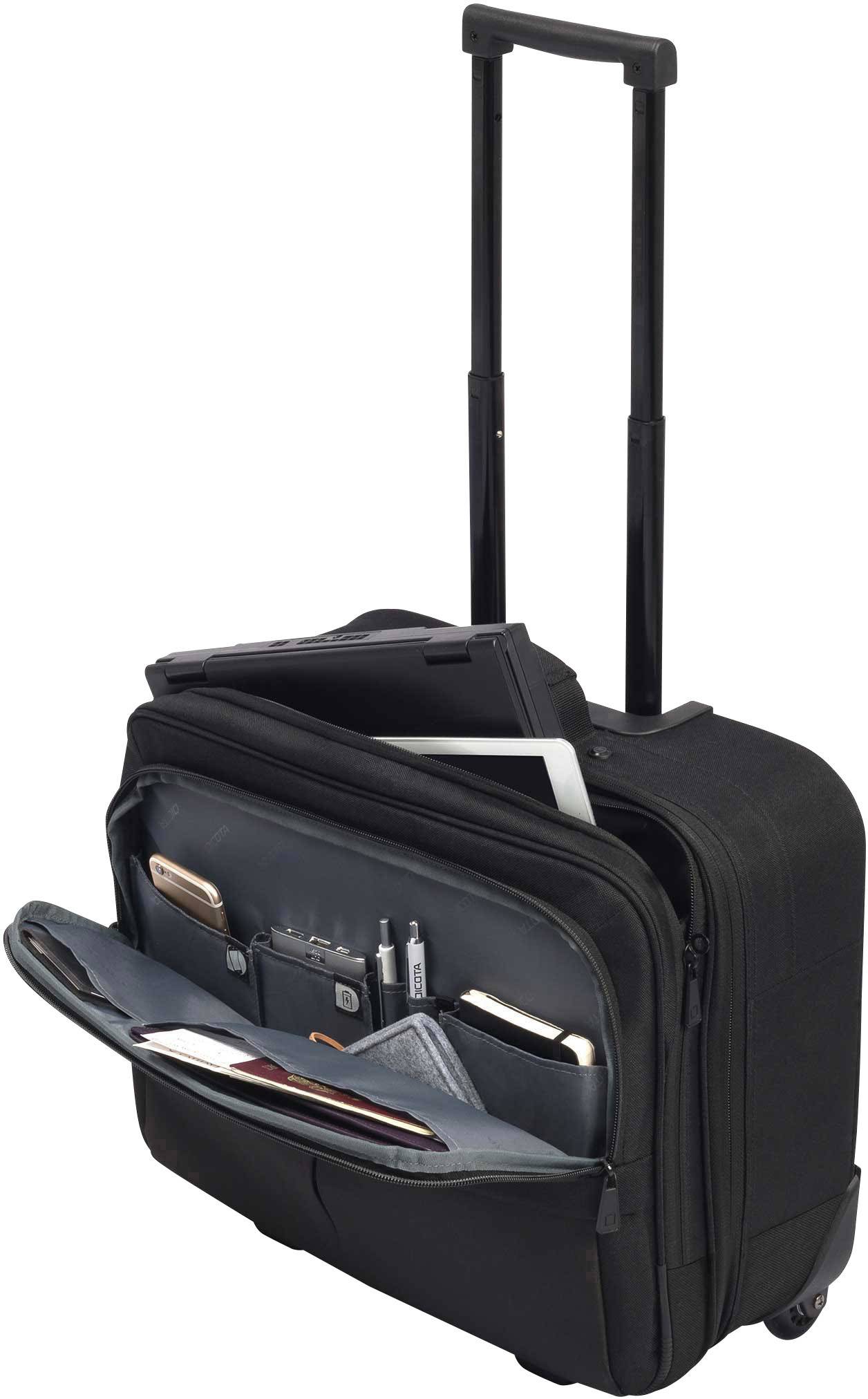 Schwarzer Rollkoffer mit ausgezogenem Griff und offenem Vorderfach, das elektronische Geräte, Stifte und Dokumente zeigt.