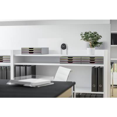 Schreibtisch in modernem Büro mit weißen Regalen, Ordnern, einer kleinen Pflanze und einem minimalistischen schwarzen Wecker.