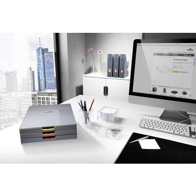Ein modernes Büro mit Blick auf die Stadt. Auf dem Schreibtisch stehen ein Computer mit Einkaufseite, Ablagen, Stifte und Notizen.