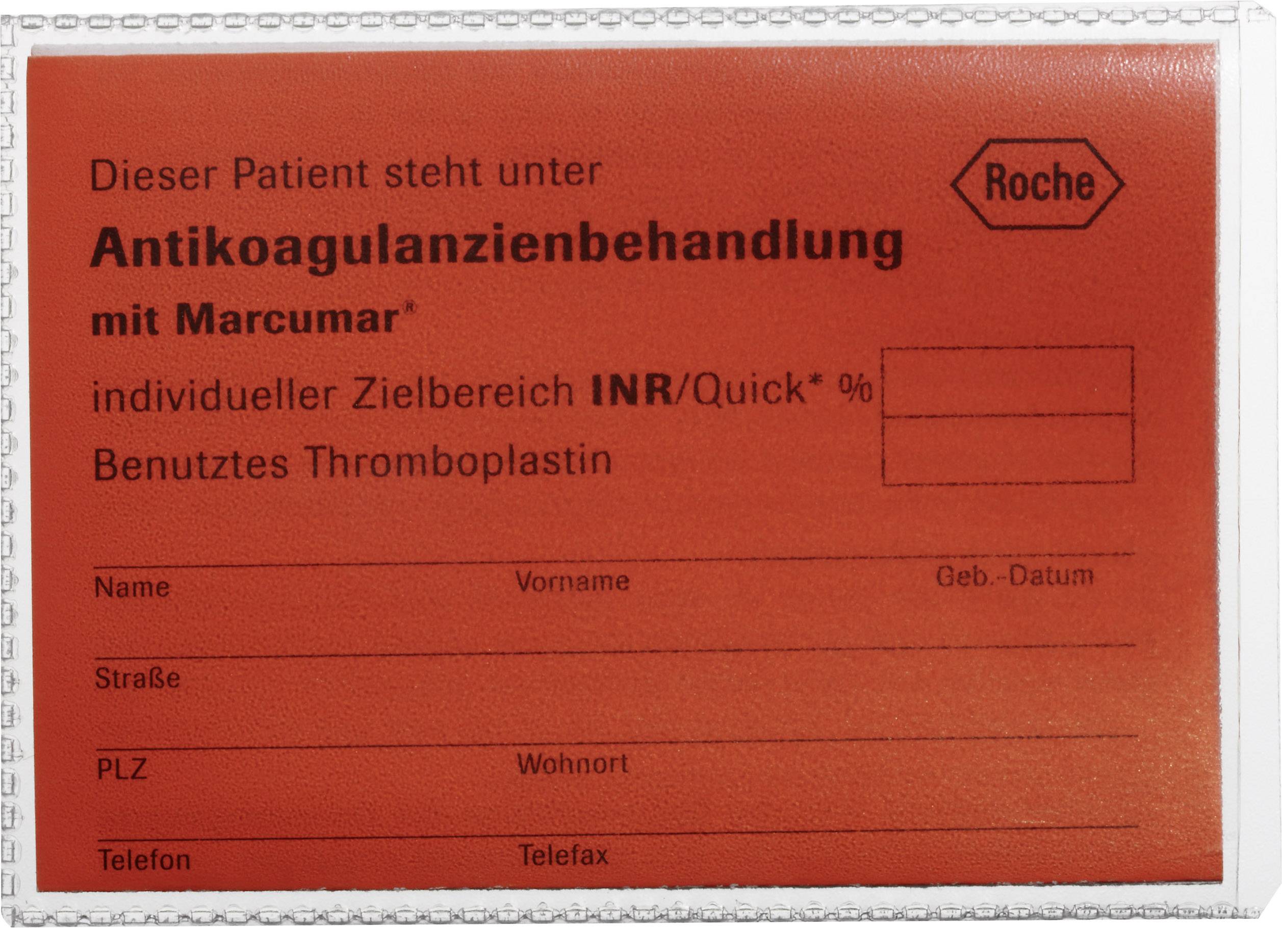 Rote Karte, die die Antikoagulanzienbehandlung mit Marcumar dokumentiert. Felder für Name, Geburtsdatum, INR/Quick-Wert und Adresse.