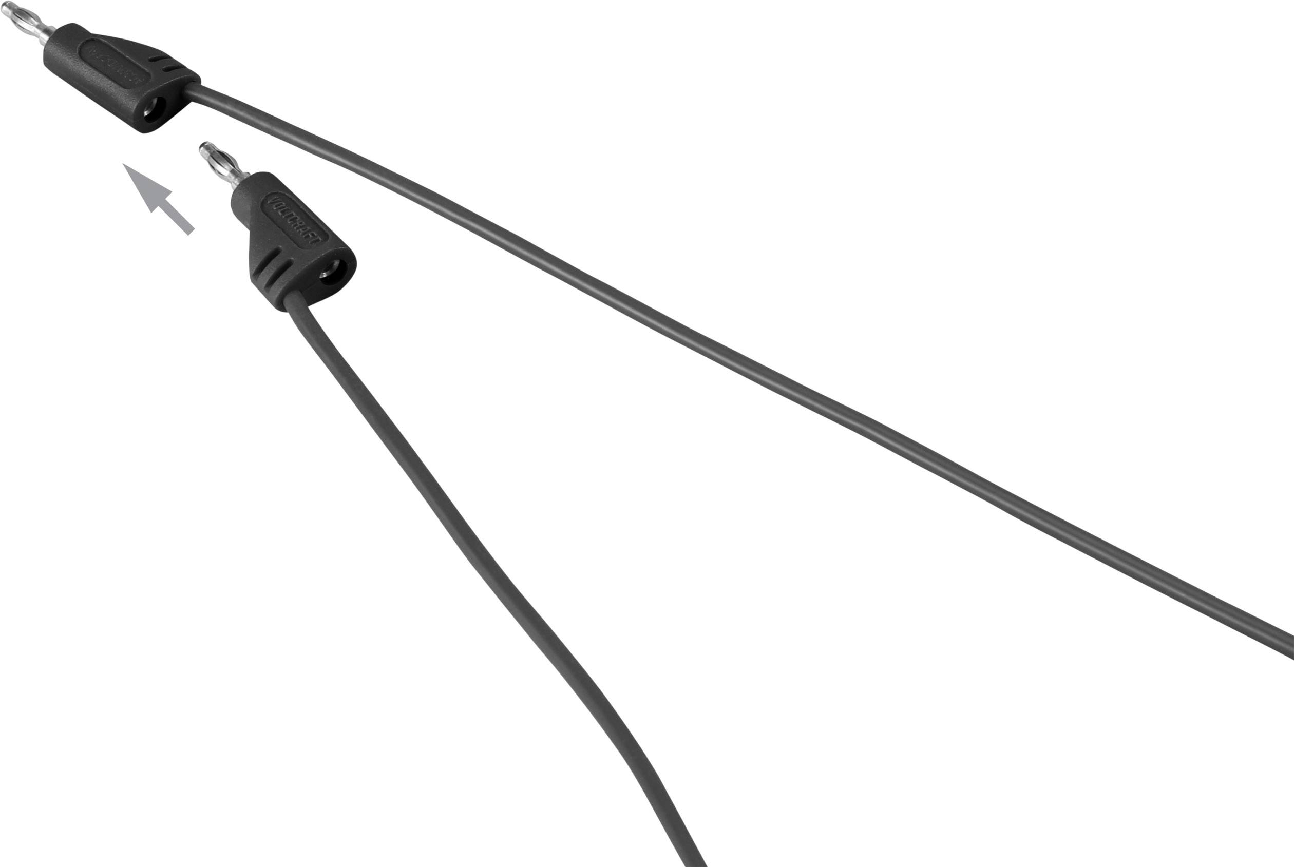 'Zwei schwarze Audiokabel mit Steckern. Eines zeigt auf das andere, als ob es verbunden werden soll.'
