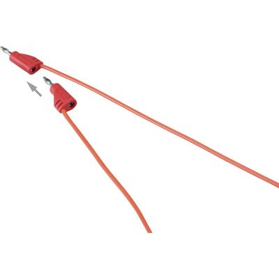 Zwei rote Kabel in Nahaufnahme, verbunden mit Steckern. Eines zeigt in Richtung des anderen, was auf eine Verbindung hinweist.