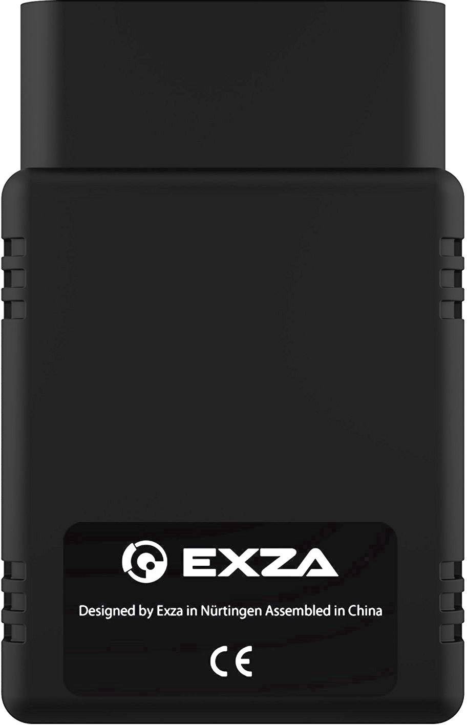 Ein schwarzer OBD-Adapter mit der Aufschrift 'EXZA'. Darunter steht: 'Designed by Exza in Nürtingen Assembled in China'.