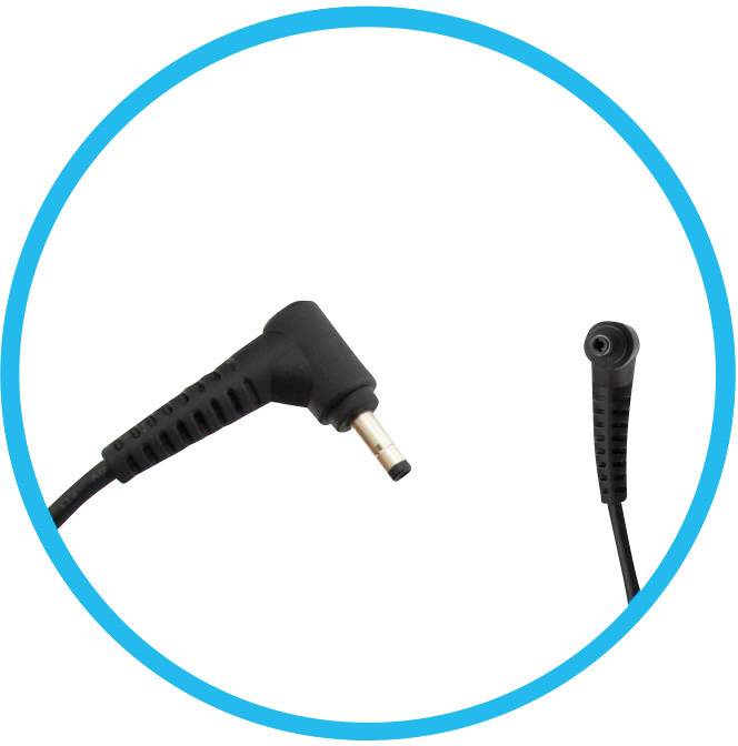 Schwarzes Winkel-Steckerkabel mit rundem Stecker vor weißem Hintergrund, umgeben von blauem Kreis.