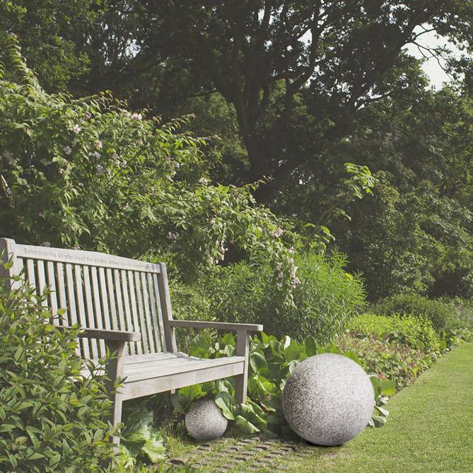 Bequeme Bank am Gartenteich