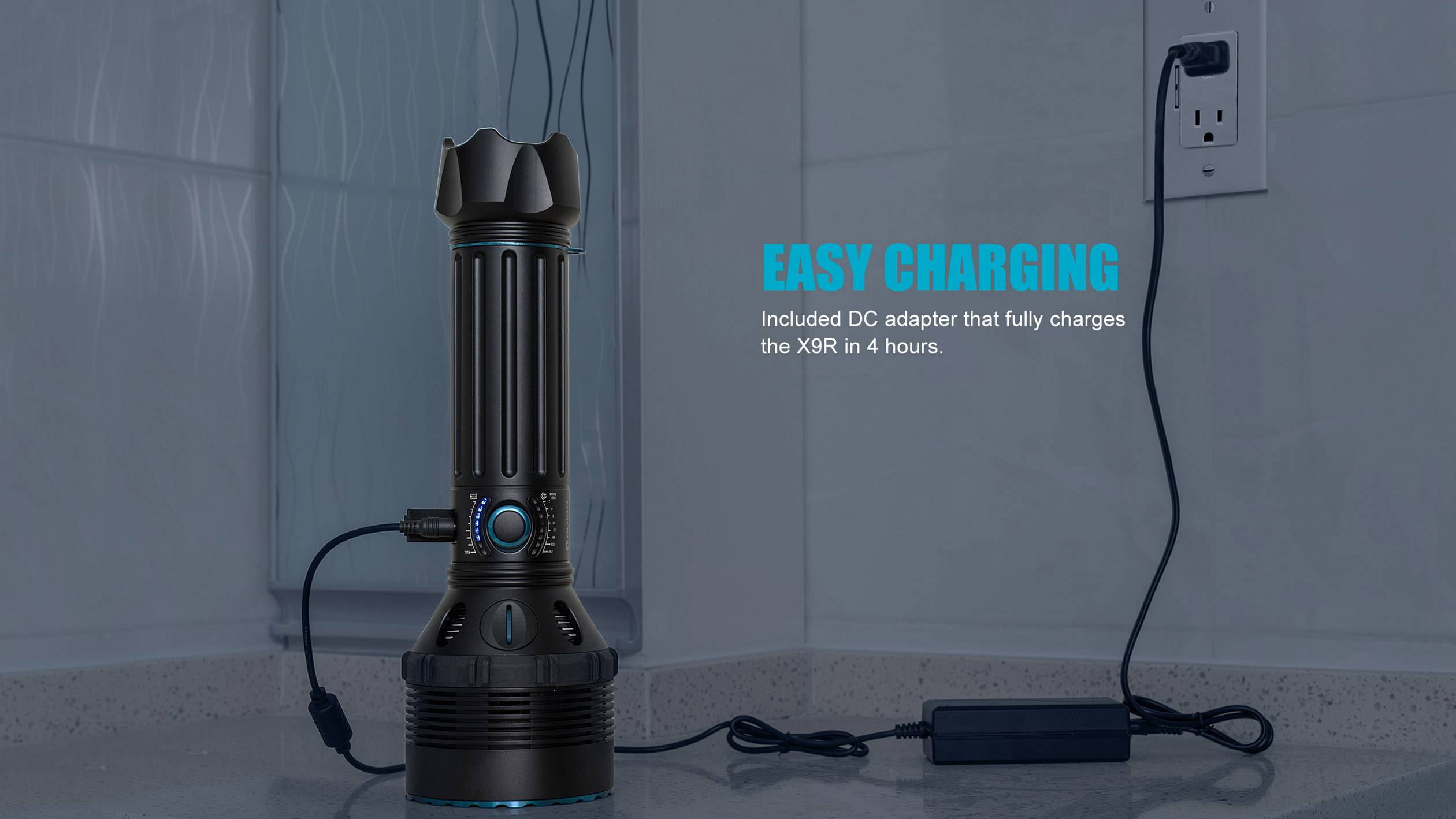 Taschenlampe auf Küchenarbeitsplatte, an Steckdose angeschlossen. Text: 'EASY CHARGING: Inklusive Adapter, der den X9R in 4 Stunden vollständig auflädt.'