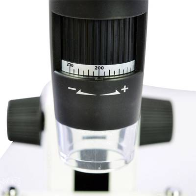 Zeigt den Zoom-Regler eines Mikroskops, mit Skala zur Einstellung von 200 bis 230, um die Vergrößerung zu kontrollieren.
