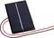 Kleines Solarpanel mit rotem und schwarzem Kabel, einzeln dargestellt.