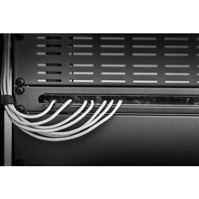 Schwarz-weißes Foto von Ethernet-Kabeln, die in einen Server-Rack führen. Die Kabel sind ordentlich gebündelt und verlaufen nach links.