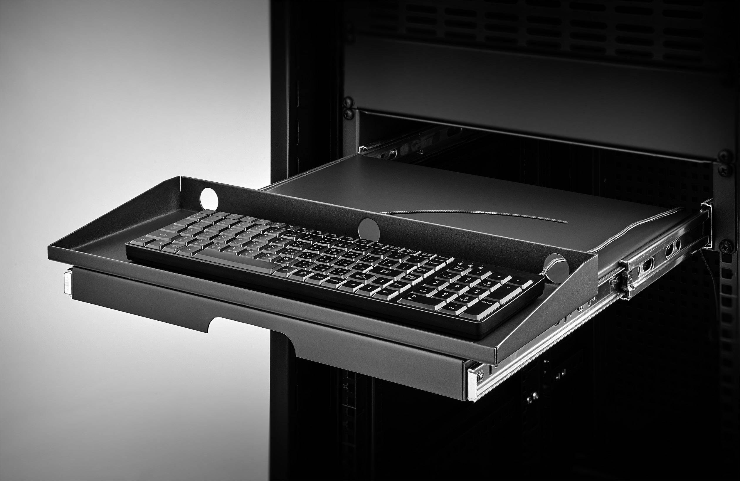 Eine ausziehbare Tastaturablage in einem Server-Rack, bereit zur Nutzung.