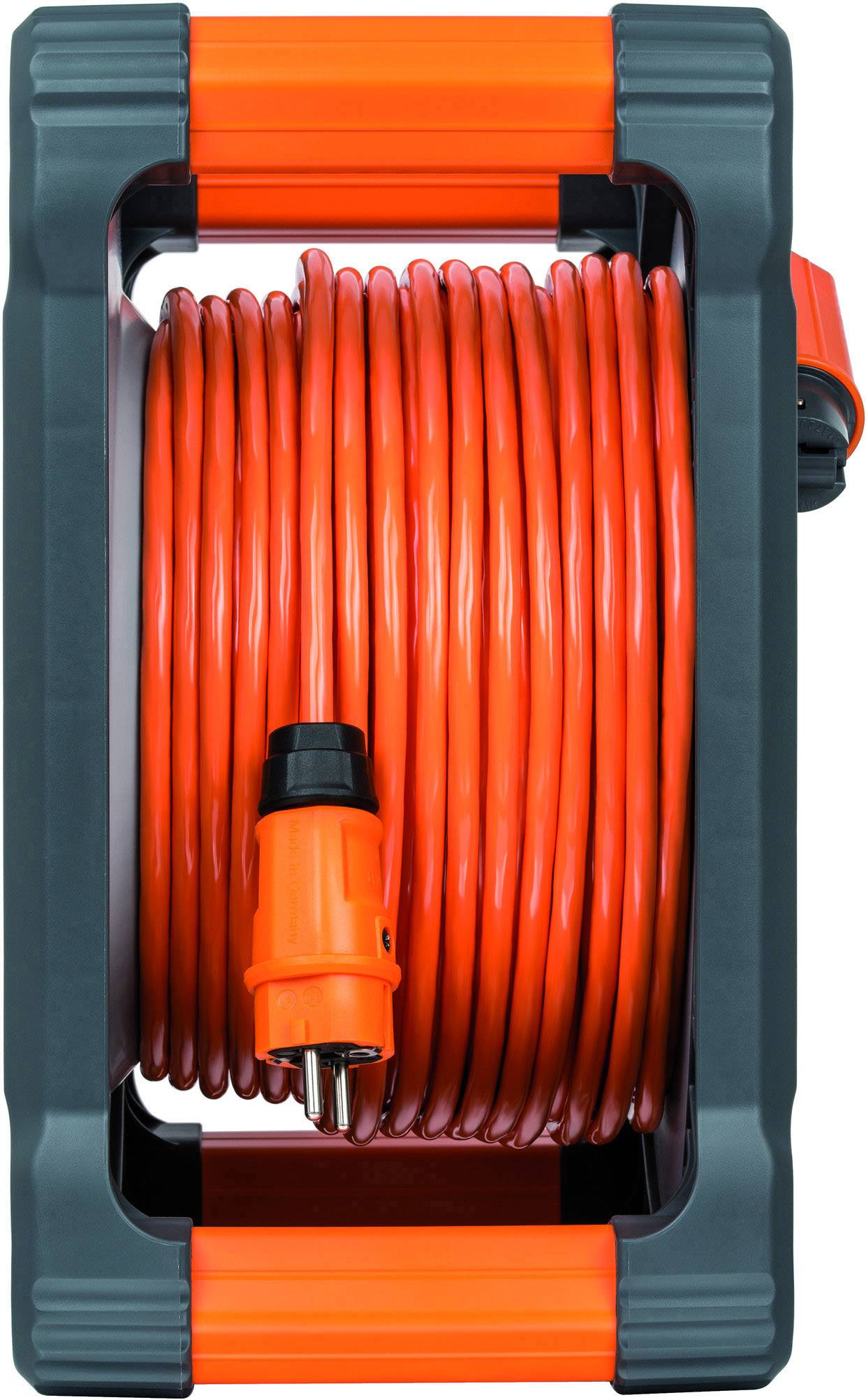 Ein orangefarbenes Verlängerungskabel auf einer schwarzen Kabeltrommel mit einem Steckdosenstecker vorne.