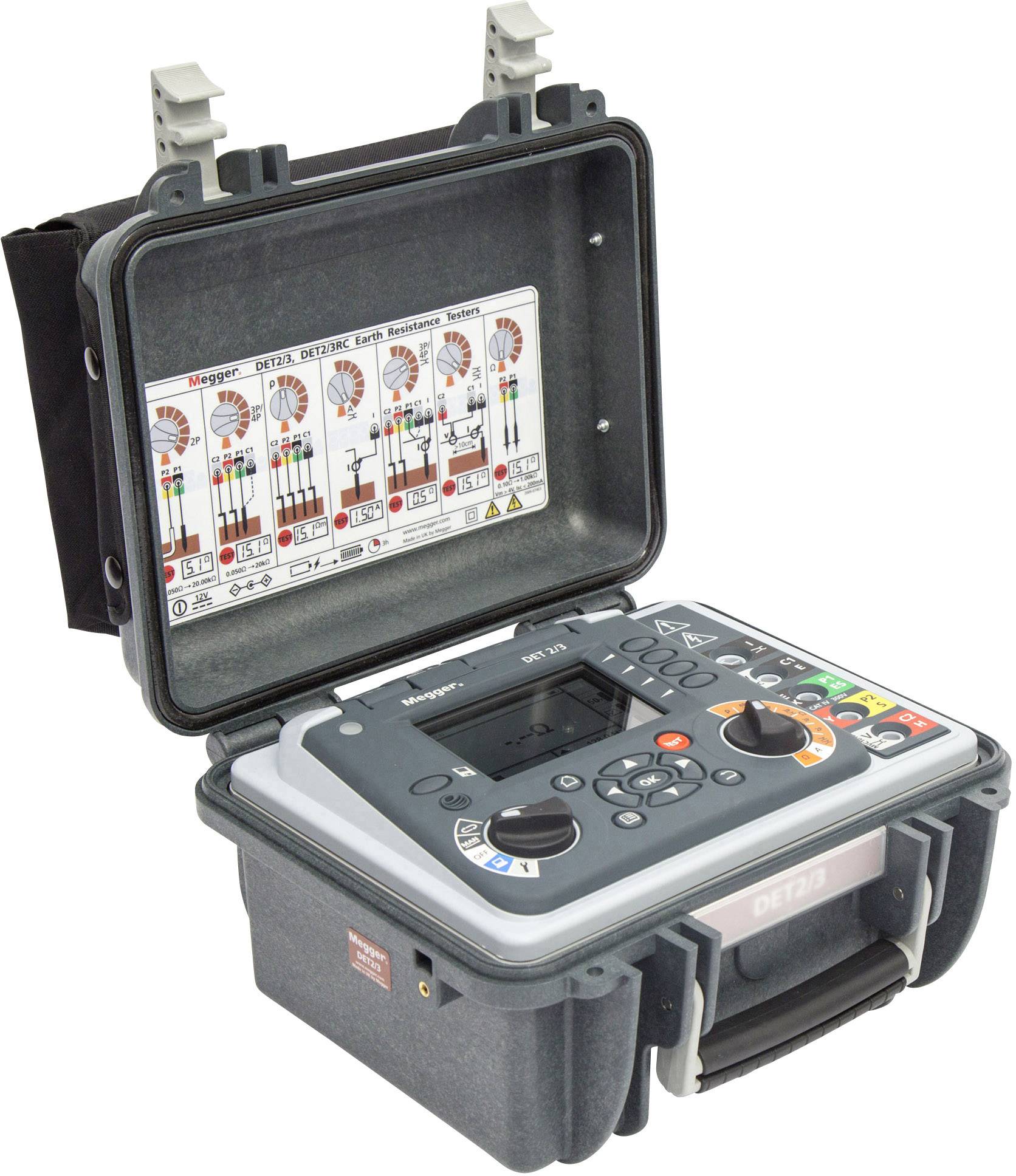 Tragbarer elektrischer Prüfgerät-Koffer geöffnet; enthaltenes Gerät mit Display und Bedienelementen; technische Anleitungen innenliegend.