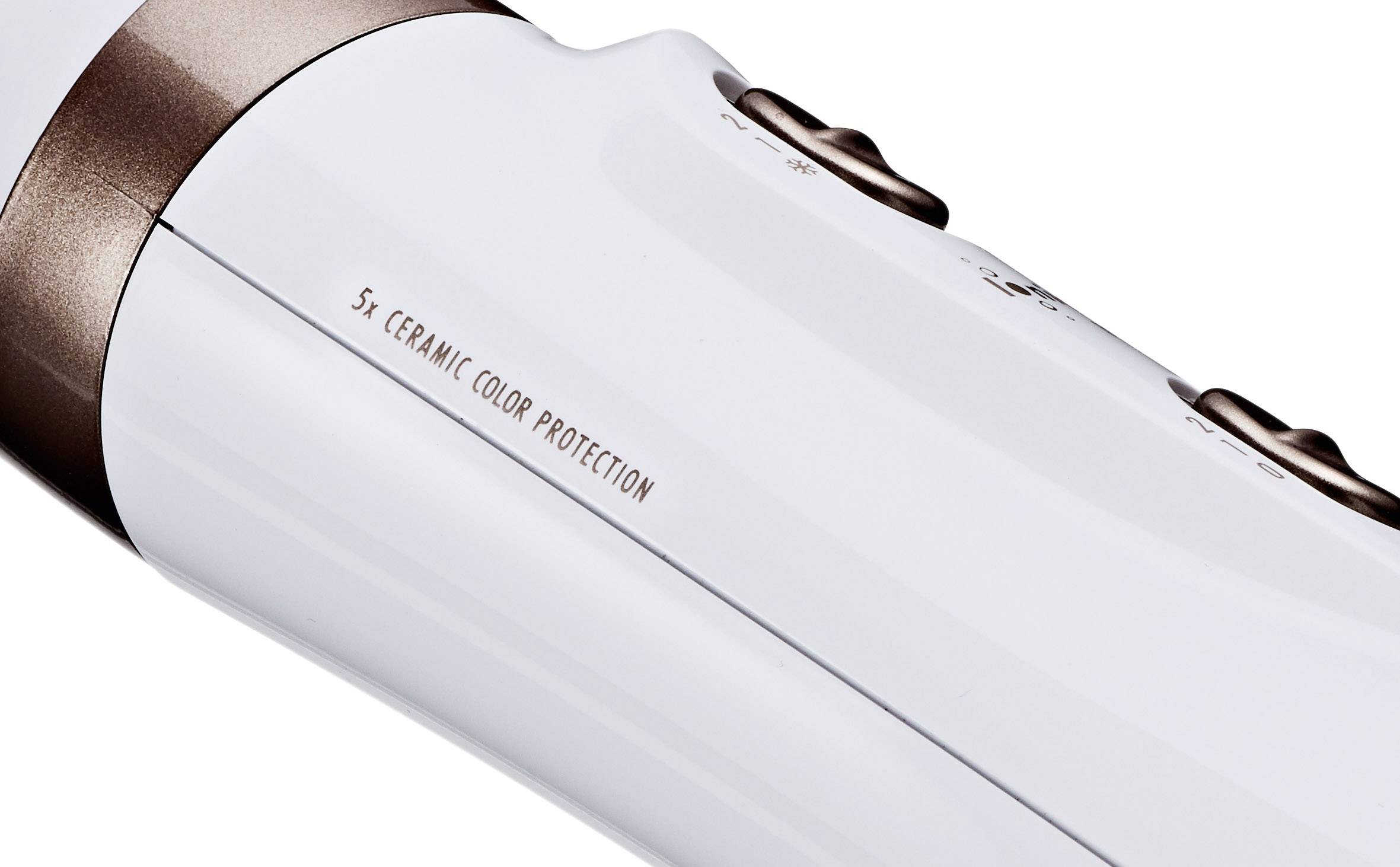 Nahaufnahme eines weißen Haarglätters mit braunen Details und der Aufschrift '5x Ceramic Color Protection' auf der Seite.