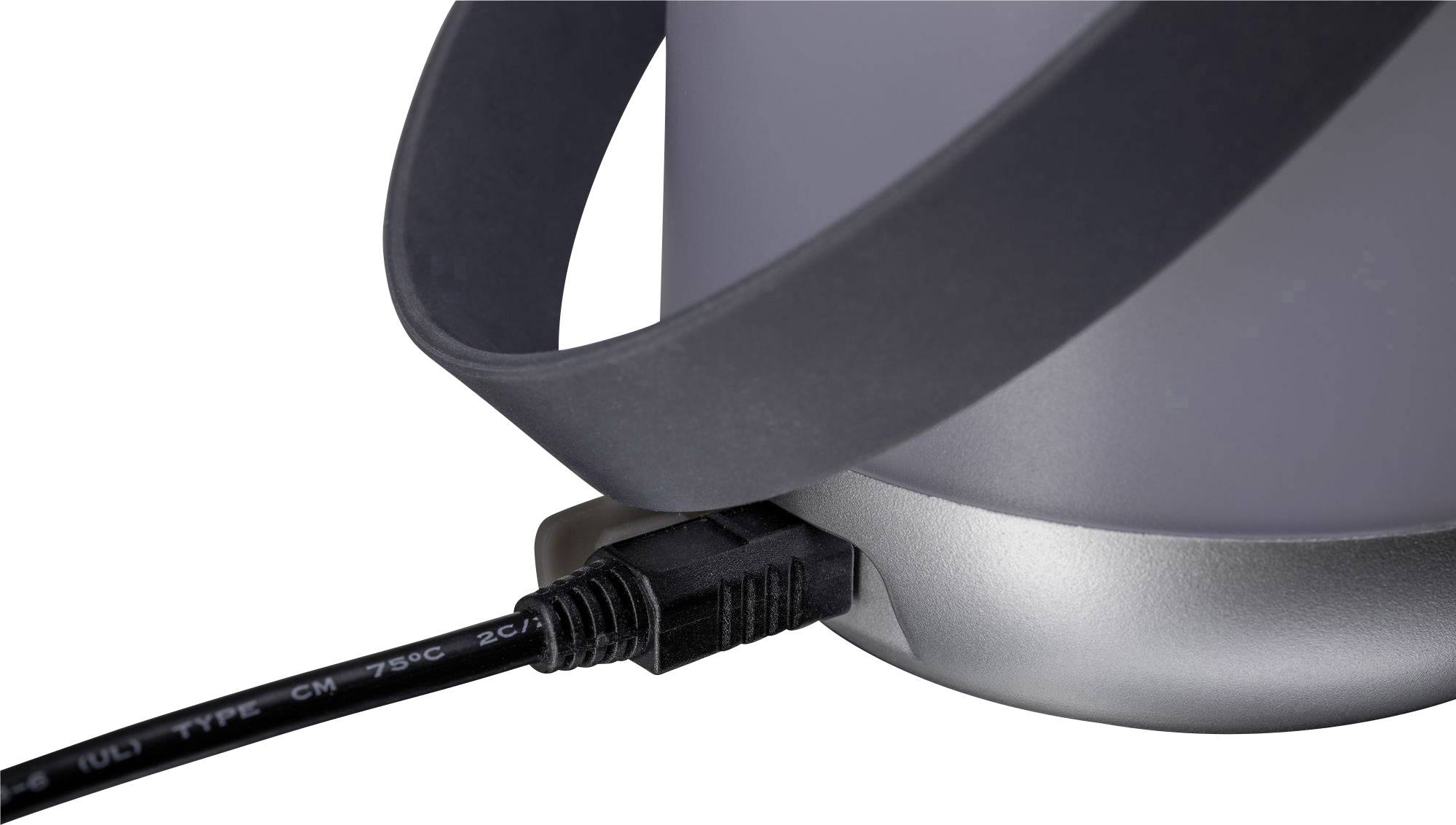 Ein schwarzes USB-Kabel ist in ein elektronisches Gerät eingesteckt, das auf einer silbernen Basis steht.