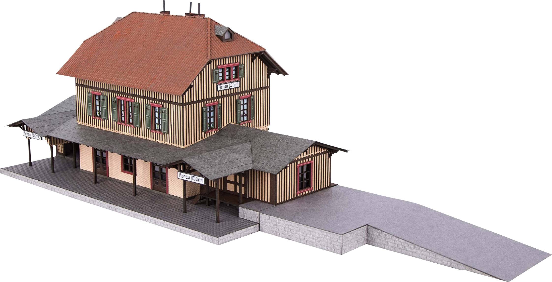 Ein detailliertes Modell eines deutschen Bahnhofsgebäudes mit roten Dachziegeln, Holzverkleidung und Bahnsteig.