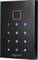 Schwarzes Zugangskontrollgerät mit leuchtendem quadratischen Sensor oben, darunter blaue Zifferntasten von 0-9 und Symboltasten.