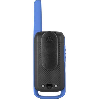 Ein schwarzes Funkgerät mit blauer Antenne, Rückansicht. Es zeigt das Logo auf der Rückseite, mit strukturiertem Gehäuse und Tragering.