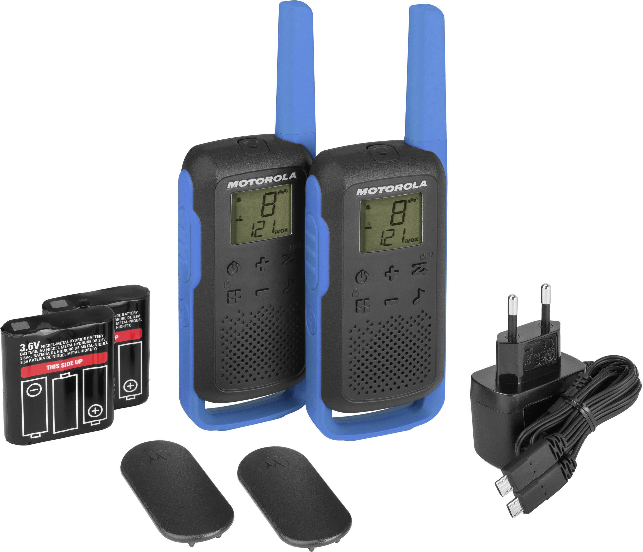 Zwei schwarze Walkie-Talkies mit blauen Antennen, Akkus, Ladegerät und zwei Gürtelclips. Display zeigt Kanal 8, 12 km Reichweite.