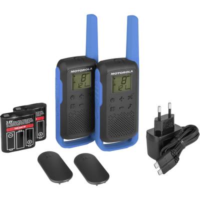 Zwei schwarze Walkie-Talkies mit blauen Antennen, Akkus, Ladegerät und zwei Gürtelclips. Display zeigt Kanal 8, 12 km Reichweite.