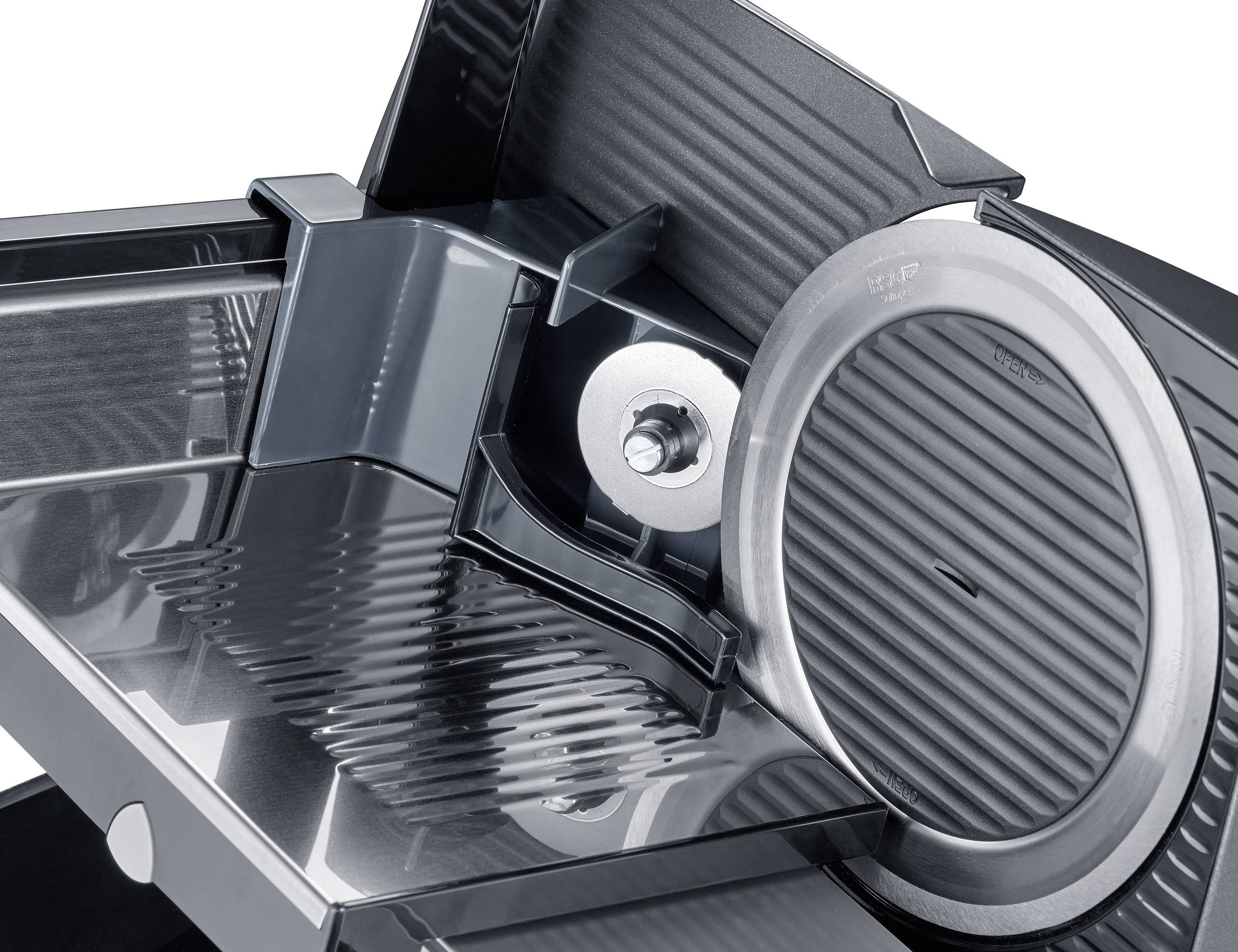 Ein silberner elektrischer Allesschneider mit geriffeltem Schneidmesser und Sicherheitsschutzvorrichtung, geeignet für dünne Scheiben.