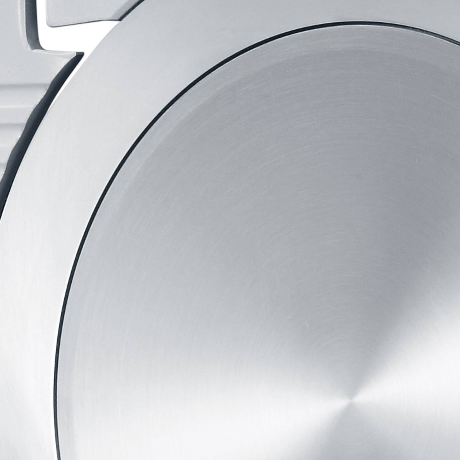 Nahaufnahme eines runden Metallobjekts mit glatter, glänzender Oberfläche, zeigt sorgfältige Verarbeitung und modernes Design.