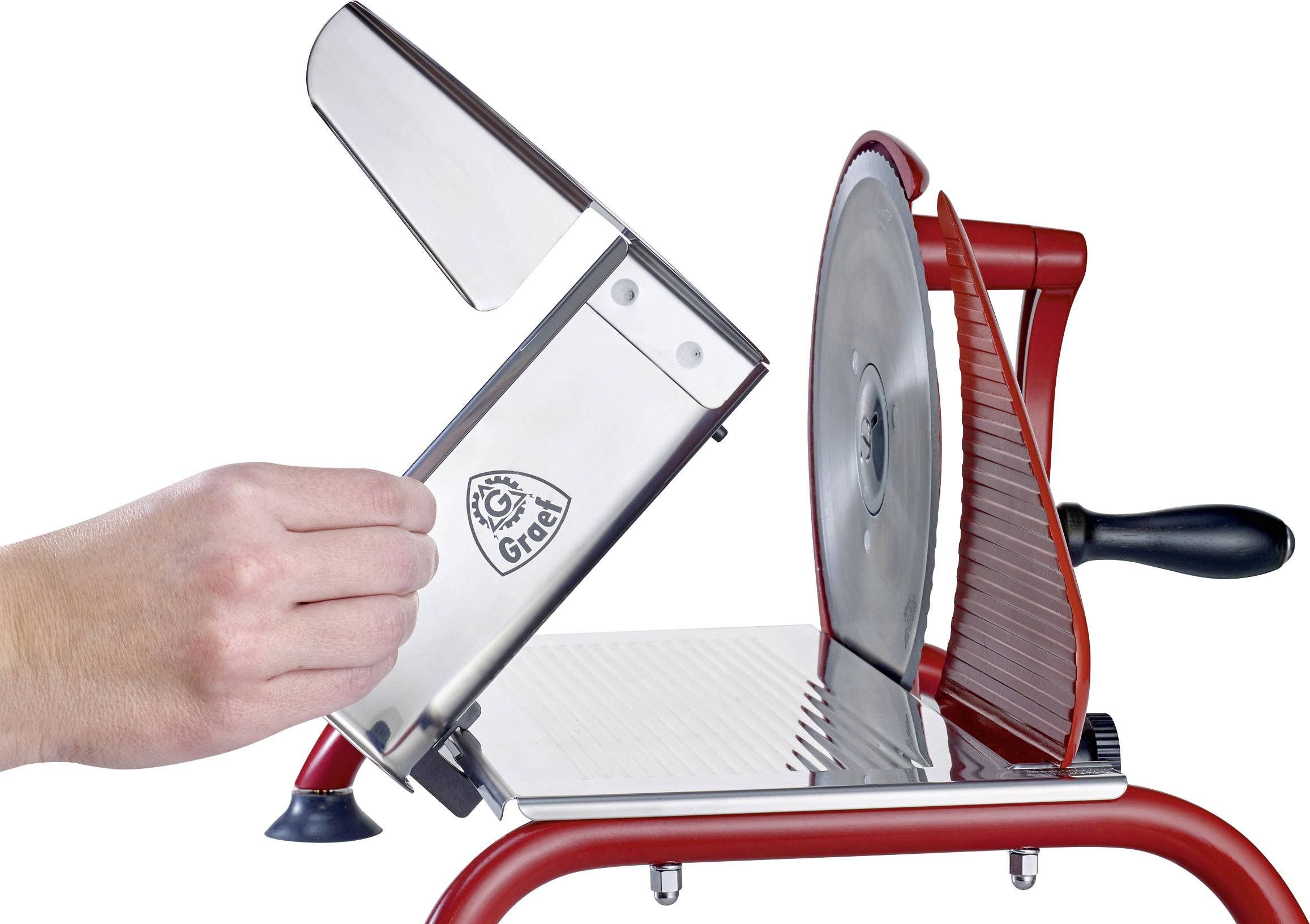 'Hand bedient einen roten Aufschnittschneider mit Klinge, bereit zum Schneiden von Brot oder Fleisch.'