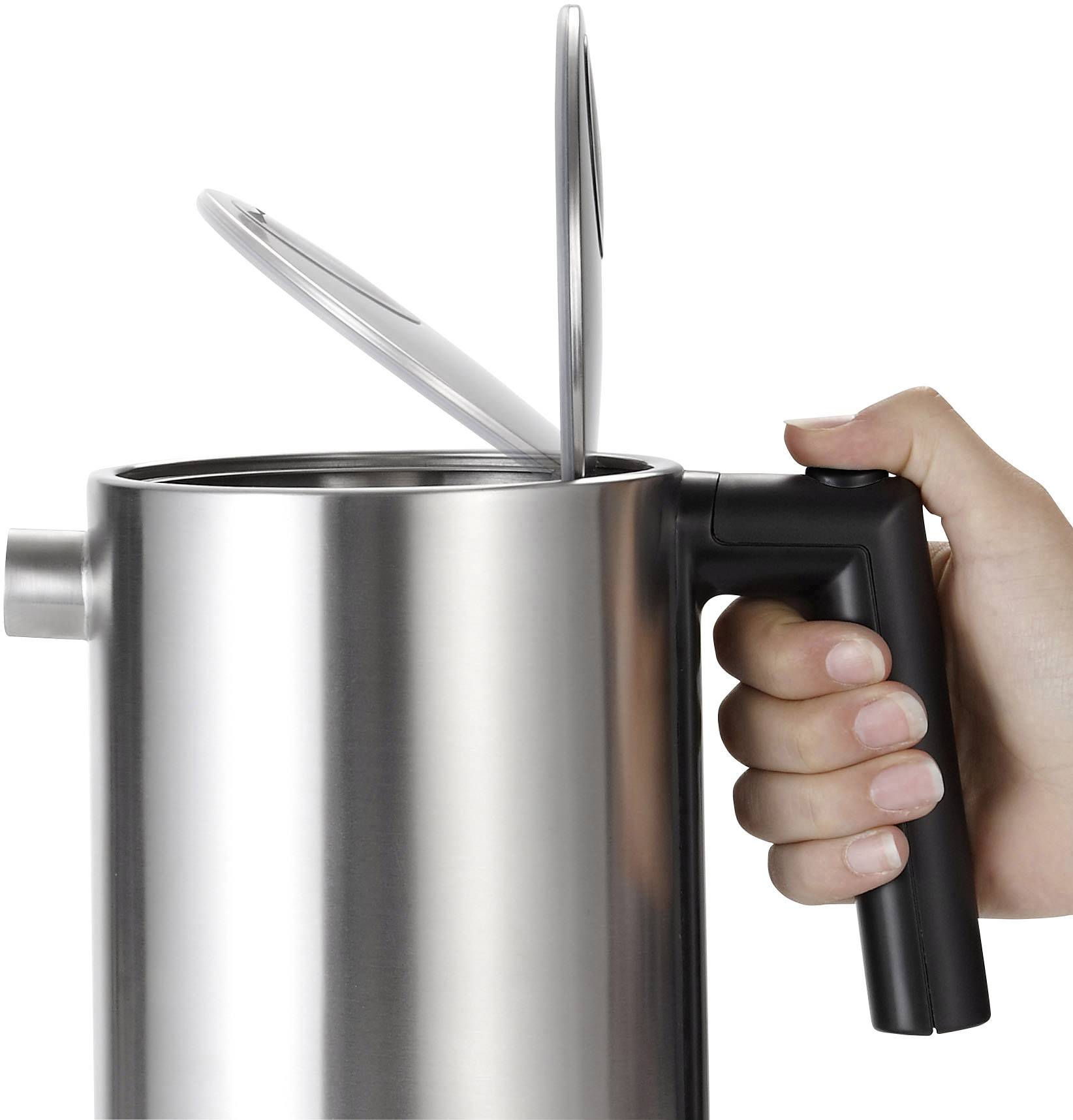 Eine Hand hält einen glänzenden Edelstahl-Wasserkocher, dessen Deckel leicht geöffnet ist.