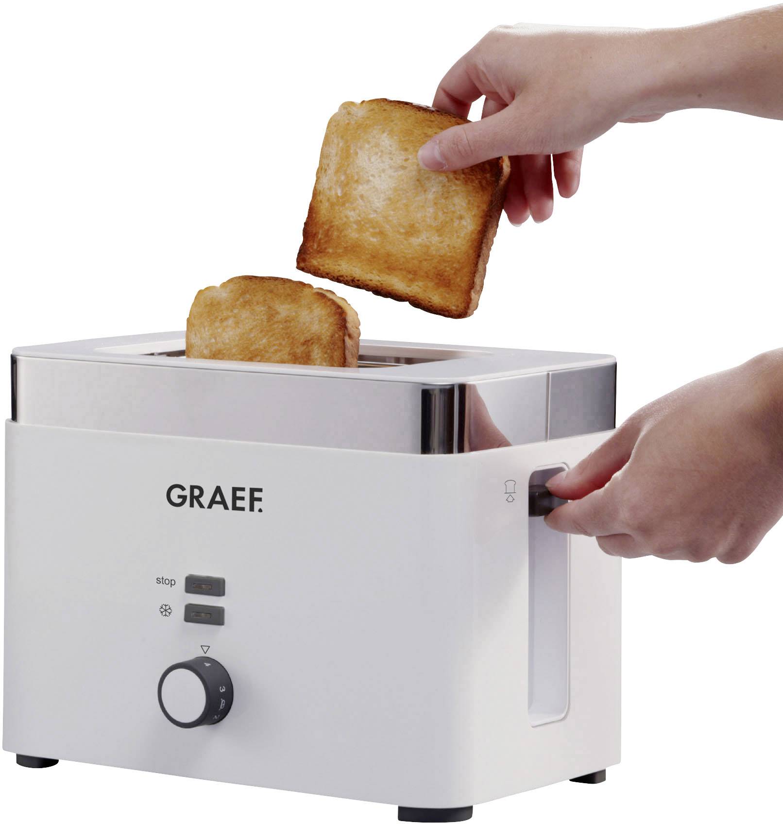 Eine Person toastet zwei Scheiben Brot in einem weißen Toaster der Marke Graef.