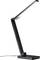 Schwarze, moderne, verstellbare Tischlampe mit L-förmigem Arm, beleuchtet von einer LED-Leiste, steht auf einem Schreibtisch.