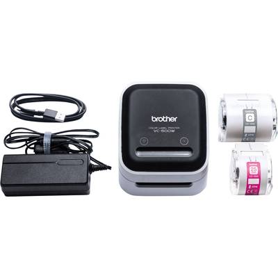 Ein Brother Farb-Labeldrucker mit Netzteil, USB-Kabel und zwei Farbbandkassetten in Schwarz/Cyan und Magenta/Weiß.