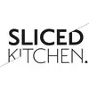 Text: 'Sliced Kitchen' mit diagonaler Trennung durch Buchstaben.