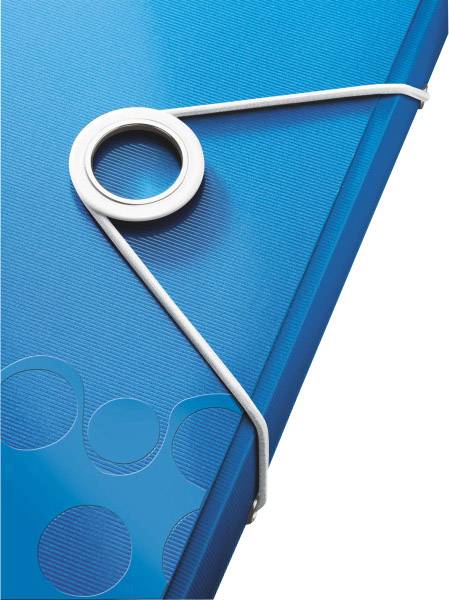 Nahaufnahme einer blauen Dokumentenmappe mit weißem Gummibandverschluss.