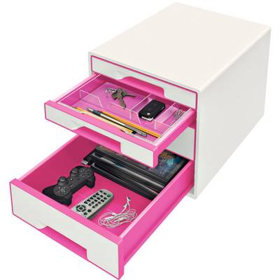 Weißer Schubladenschrank mit zwei offenen Schubladen, gefüllt mit Schreibwaren, einem Spielcontroller, einer Fernbedienung und Kabeln.