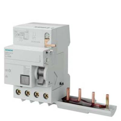 Ein grauer Sicherungsautomat mit drei Polanschlüssen, montiert auf einer Kupferschiene. Geeignet für elektrische Schalttafeln.