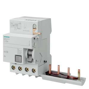 Ein weißer, rechteckiger elektrischer Leistungsschalter mit Kippschalter und vier Anschlussklemmen auf einer Metallleiste montiert.