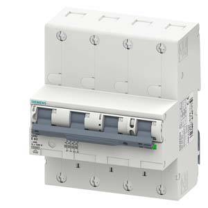 Ein weißer, dreifacher Schutzschalter von Siemens mit grauen Hebeln, verwendet zur Steuerung elektrischer Stromkreise in Gebäuden.