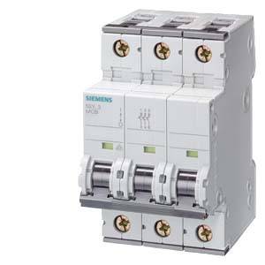Dreipoliger Leitungsschutzschalter von Siemens, Modell 5SY, mit grünen Indikatoren und Steckklemmen für elektrische Anwendungen.
