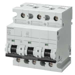 Ein dreipoliger Schutzschalter, der zur Verteilung und Absicherung elektrischer Stromkreise dient. Geeignet für industrielle Anwendungen.