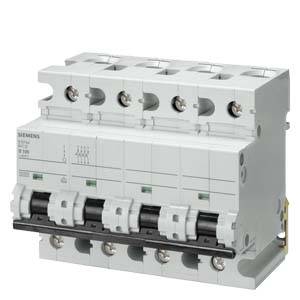 Ein weißer, vierpoliger Siemens-Sicherungsautomat mit schwarzen Schaltern, geeignet für elektrische Schutzschaltungen.
