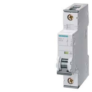 Leistungsschalter in seitlicher Ansicht mit Markenlogo und Modellnummer, zeigt Ein-/Ausschalter und Anschlussanschlüsse. Geeignet für elektrische Schutzsysteme.