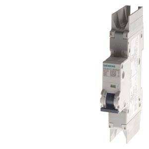 Ein Sicherungsautomat der Marke Siemens, vertikal auf einem weißen Hintergrund. Das Gerät ist für den Schutz elektrischer Schaltkreise konzipiert.