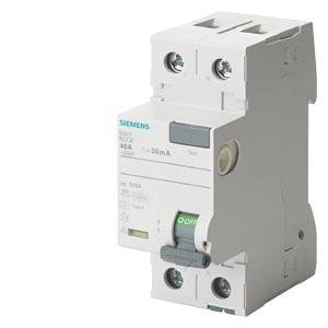 Ein FI-Schutzschalter von Siemens, 40A, Typ 30mA, mit Testtaste und grüner 'OFF'-Schalterposition, für elektrischen Schutz.