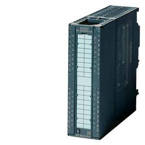 Eine schwarze, elektronische Steuerungseinheit mit seitlichen Anschlüssen, auf der Vorderseite markiert mit 'SM 322 32 DI/DO xDC24V'.