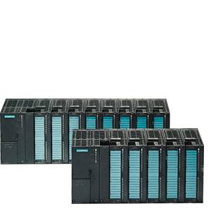 Zwei Reihen von Siemens-S7-400-Steuerungseinheiten in schwarzem Gehäuse. Zeigt verfügbare I/O-Module für industrielle Automatisierung.