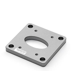 Metallplatte mit fünf Löchern in quadratischer Anordnung, zentral größer. Identifikationsschild mit Seriennummer auf der Seite.