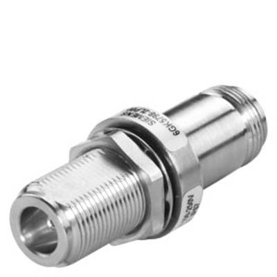 Zylindrischer Sensor aus Metall mit gewindeförmigem Gehäuse und Steckverbindung. Eignet sich zur industriellen Anwendung.