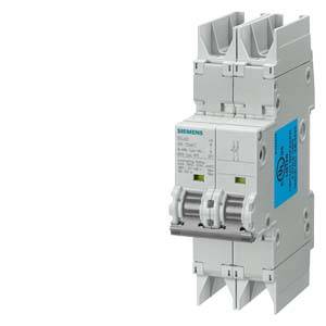 Zweipoliger Leistungsschalter von Siemens, weiß, mit blauen und grünen Markierungen. Verwendet in elektrischen Schaltungen für Schutz.