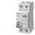 Ein grauer FI-Schutzschalter von Siemens mit Kippschalter und Anschlussklemmen, dient zum Schutz vor elektrischem Schlag.
