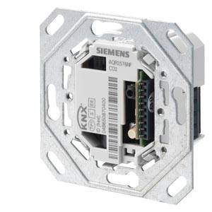 Ein silberner Siemens KNX-Schalter mit Anschlussbuchsen, eingebaut in eine Metallhalterung. Geeignet für Gebäudeautomatisierung.