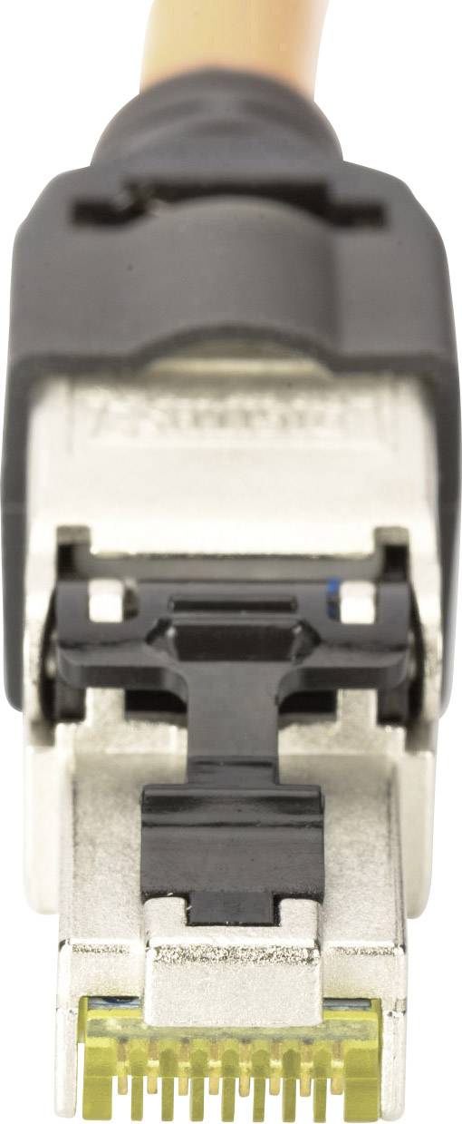 Nahaufnahme eines Netzwerkkabelsteckers mit orangefarbenem Kabel. Der Stecker ist teilweise metallisch und deutlich sichtbar.